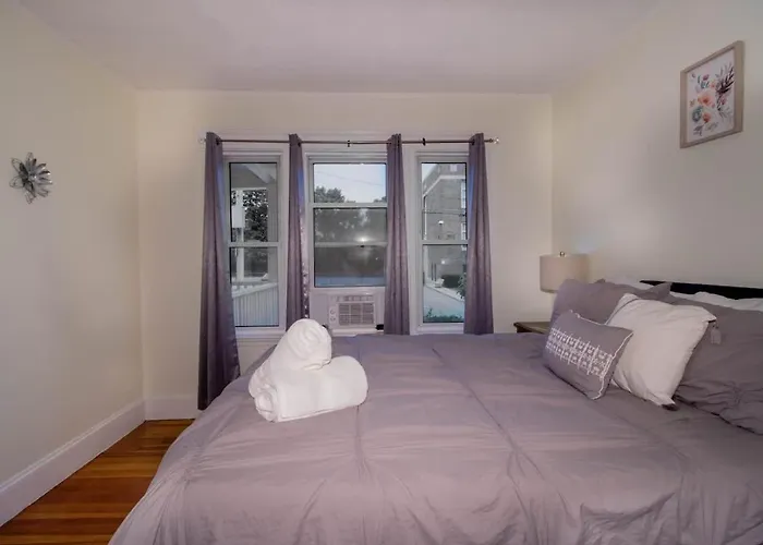 Comfortable And Central 3 Bed Apartment